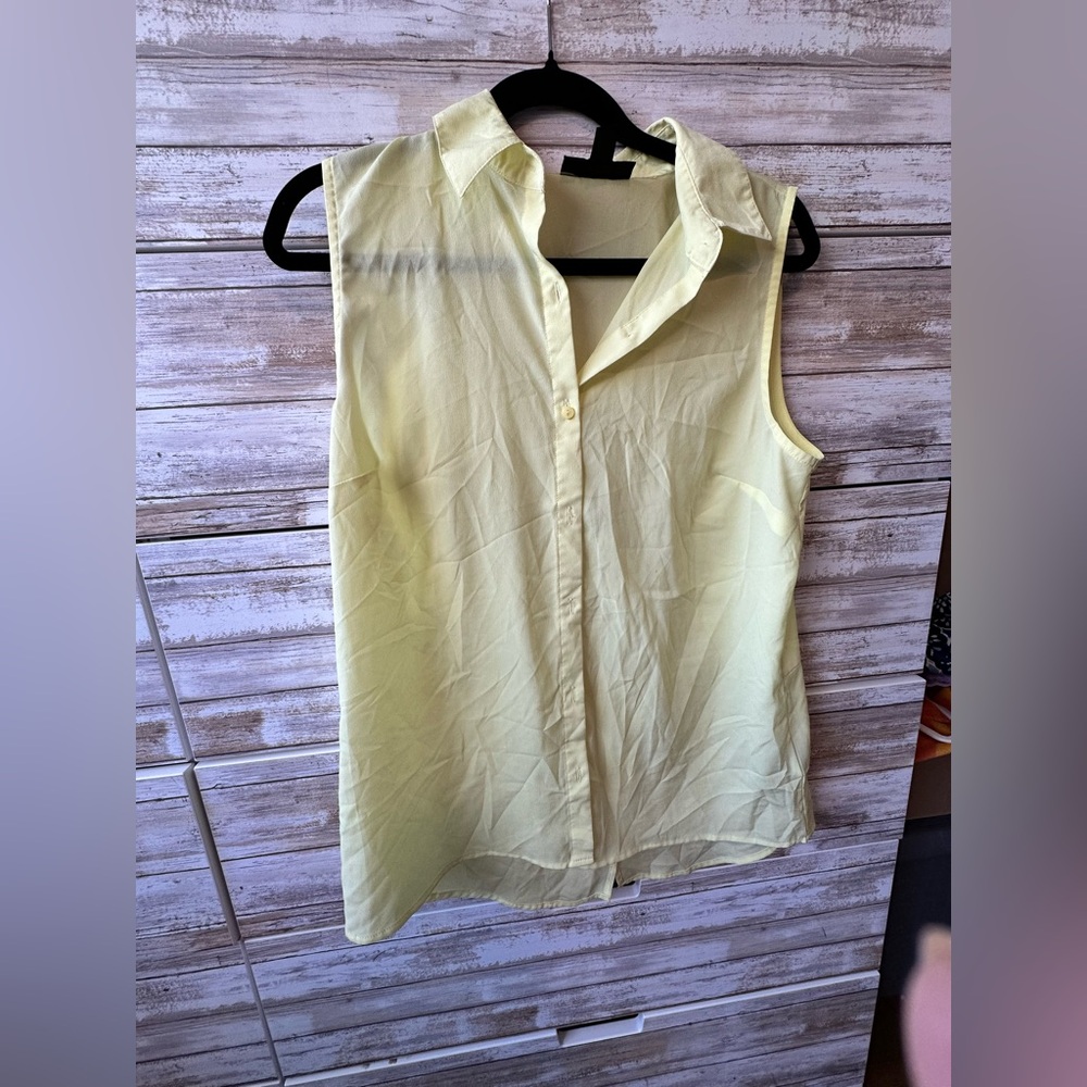 💛 Yellow Sleeveless Button Front Blouse Size L